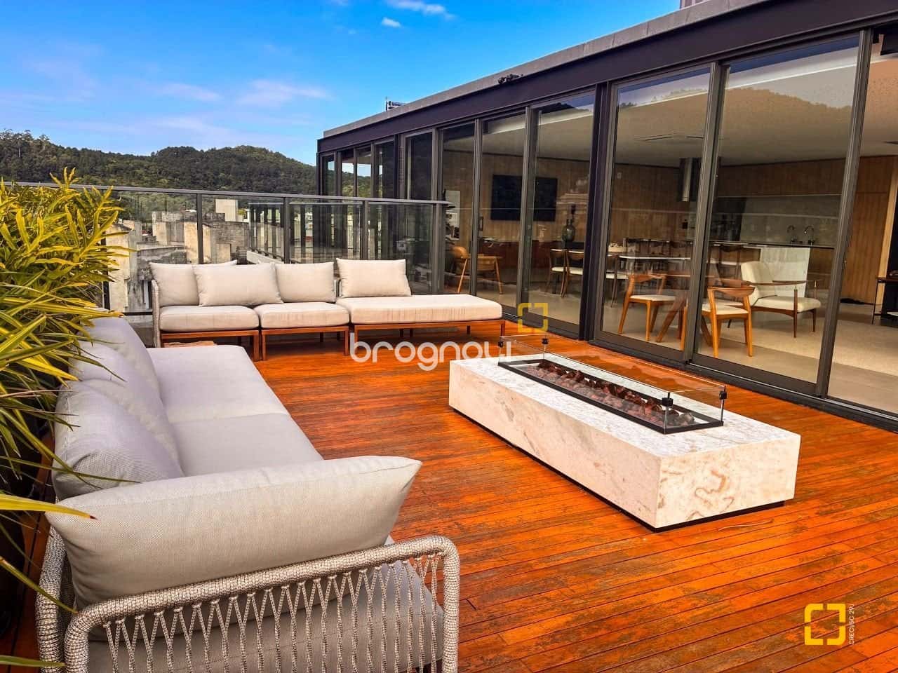 Apartamento de Alto Padrão com 3 Suítes a 150 Metros da Praia em Jurerê — foto principal