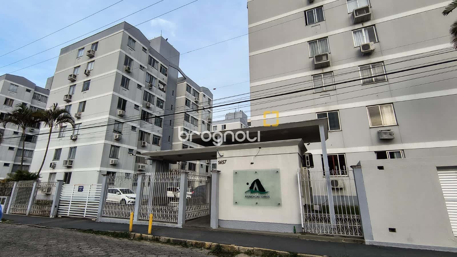 Apartamento à venda de 2 dormitórios, 1 vaga descoberta - bairro Ipiranga - São José — foto principal