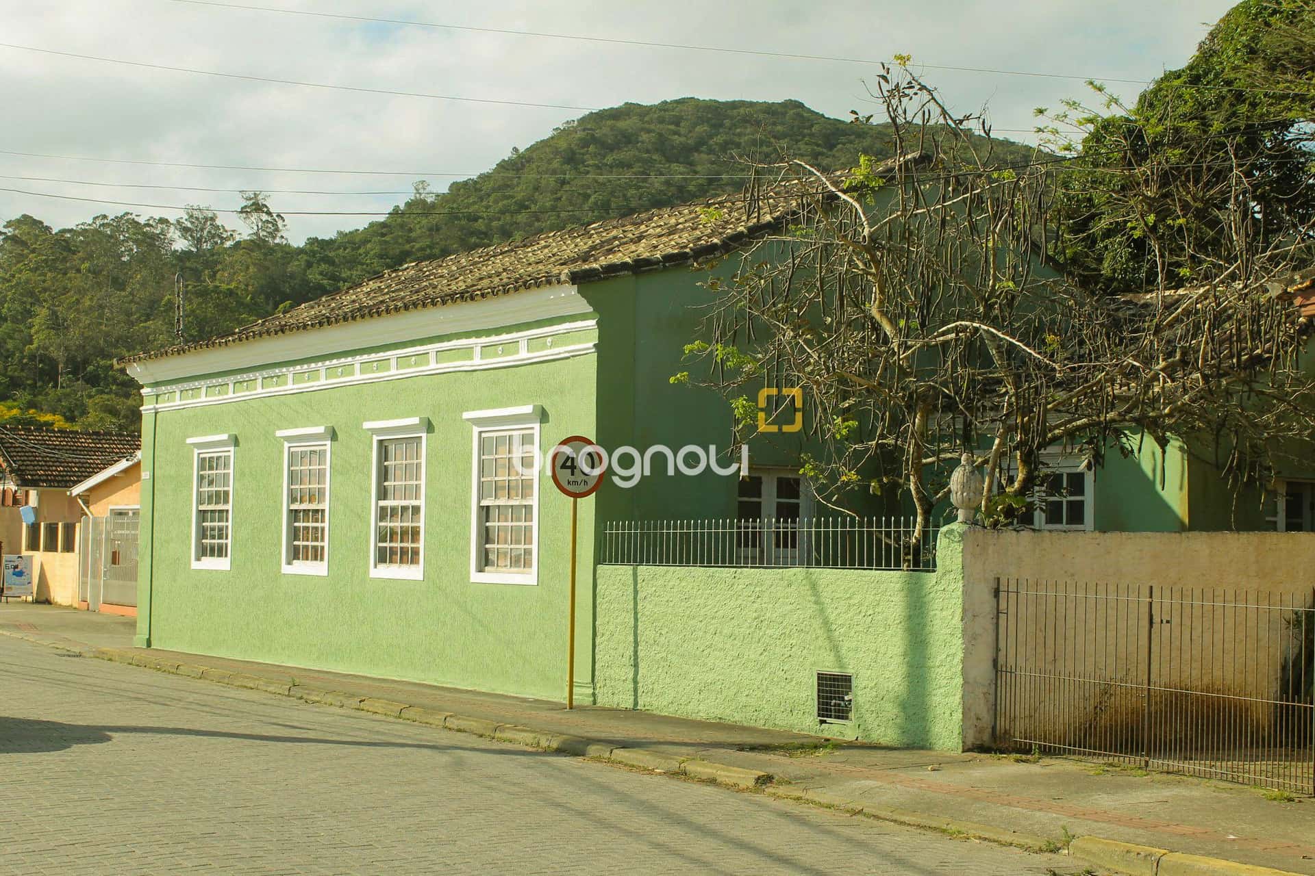 Casarão Histórico à Venda em Terreno de 2.000m², Sambaqui - Florianópolis/SC — foto principal