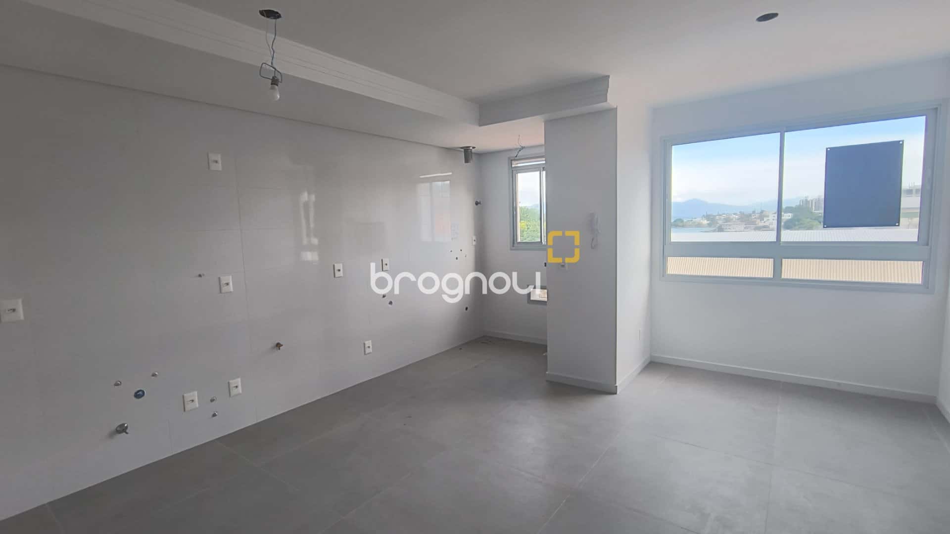 Apartamento com Vista para o Mar em Coqueiros | 2 Dormitórios (1 Suíte) — foto principal