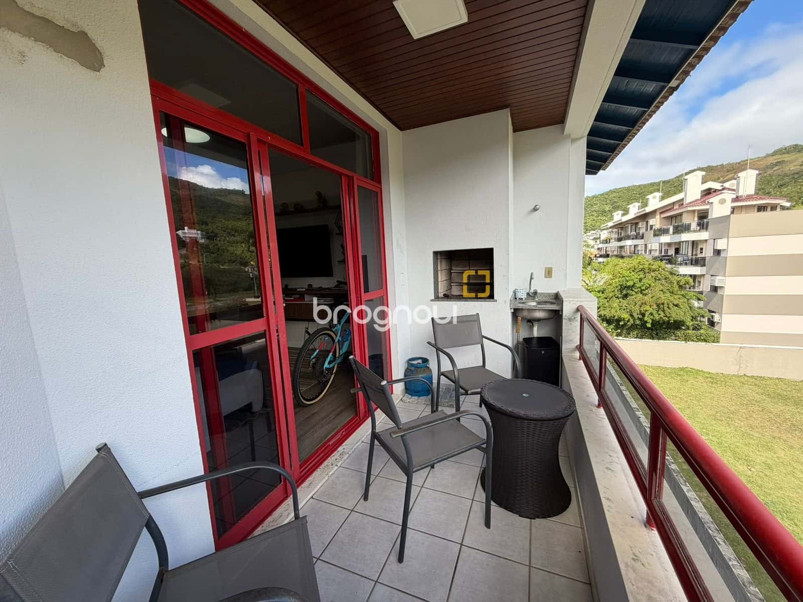Apartamento a 100 metros da Praia Brava – Florianópolis/SC — foto principal