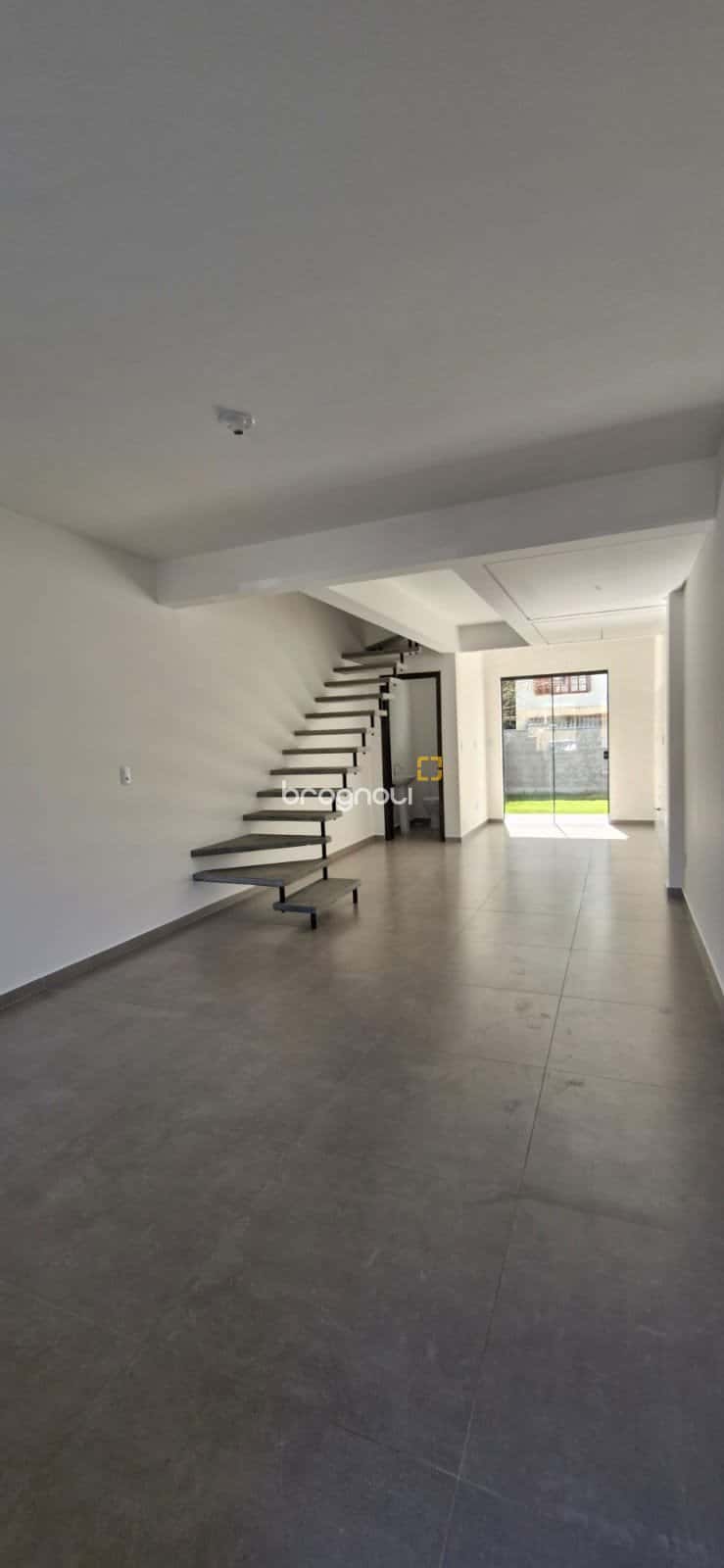 BROGNOLI VENDE - CASA COM 2 DORMITÓRIOS, SENDO 2 SUÍTES - INGLESES RIO VERMELHO. — foto principal