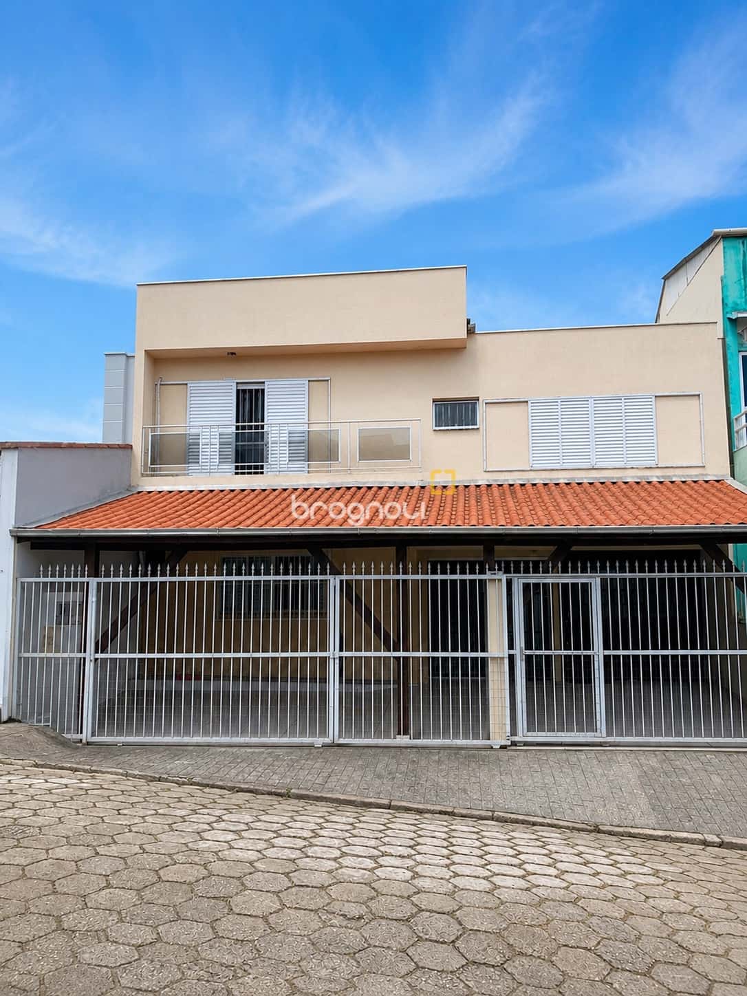 Sobrado aprox. 200mts 2 com garagem coberta para 3 carros na grande Florianópolis — foto principal