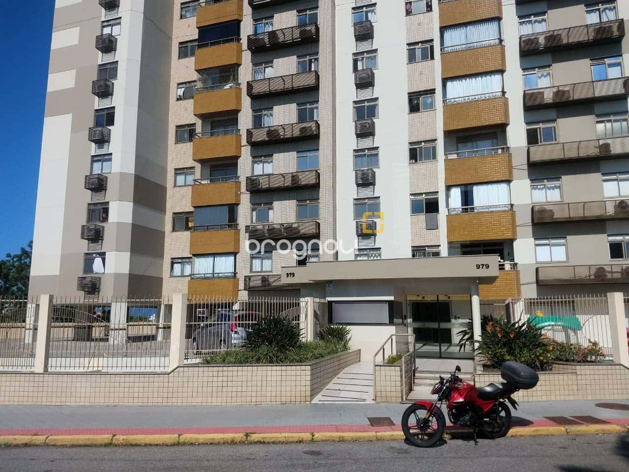 Vende-se no Estreito, lindo apartamento, 83 m², 3 dormitórios, sendo uma suíte, sacada e 1 vaga de garagem coberta. — foto principal