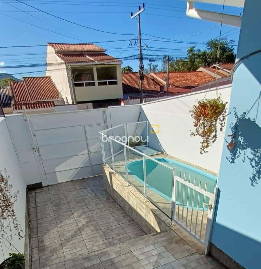 Casa alvenaria á venda com 2 dormitórios em Palhoça SC. — foto principal