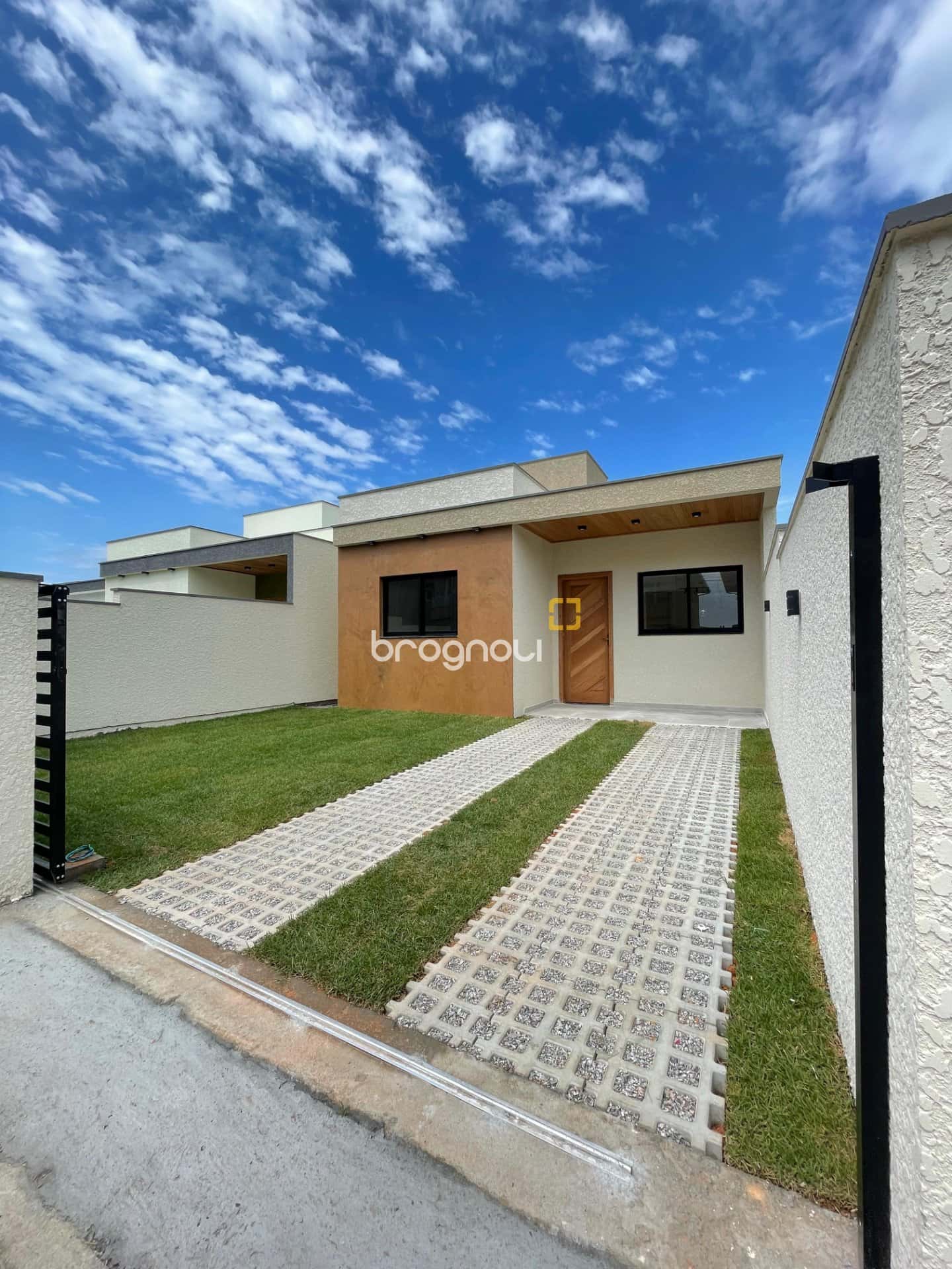 BROGNOLI VENDE - CASA TÉRREA COM 2 DORMITÓRIOS, SENDO 1 SUÍTE - INGLESES RIO VERMELHO. — foto principal
