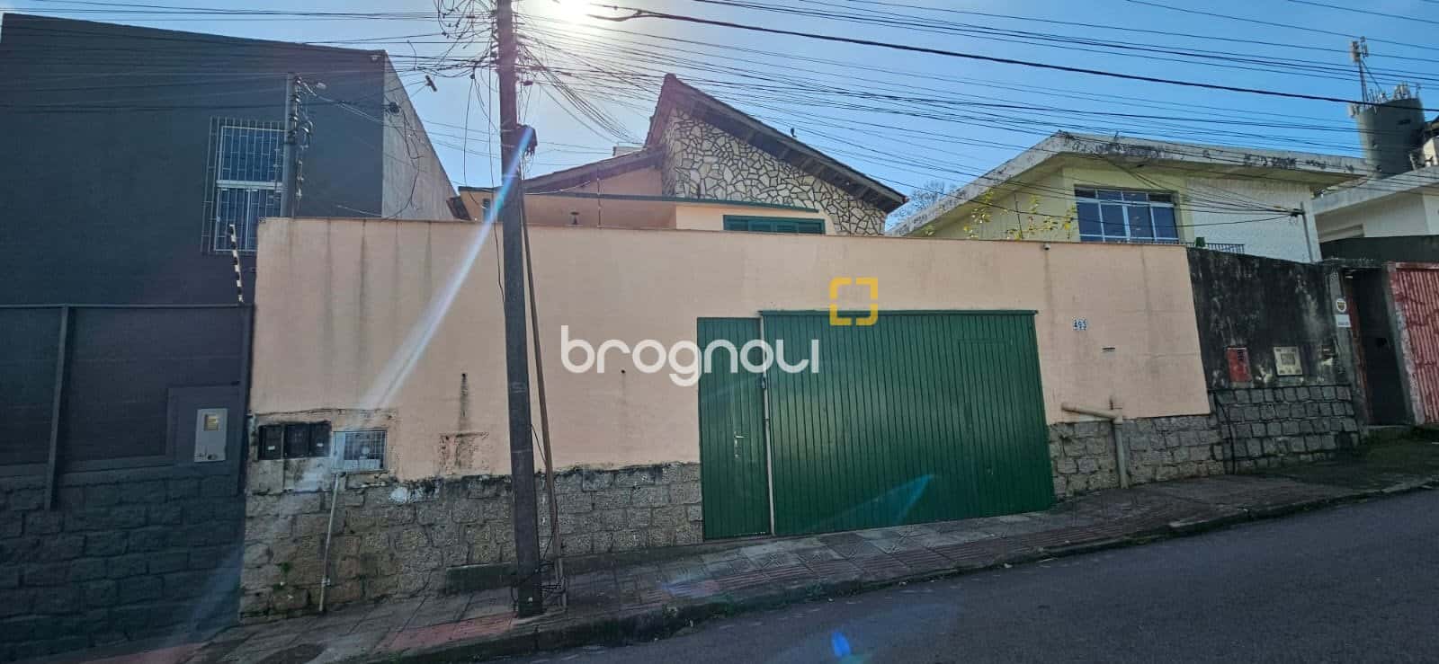 Casa para vender no Estreito. Terreno alto, com vista para o Bairro. — foto principal