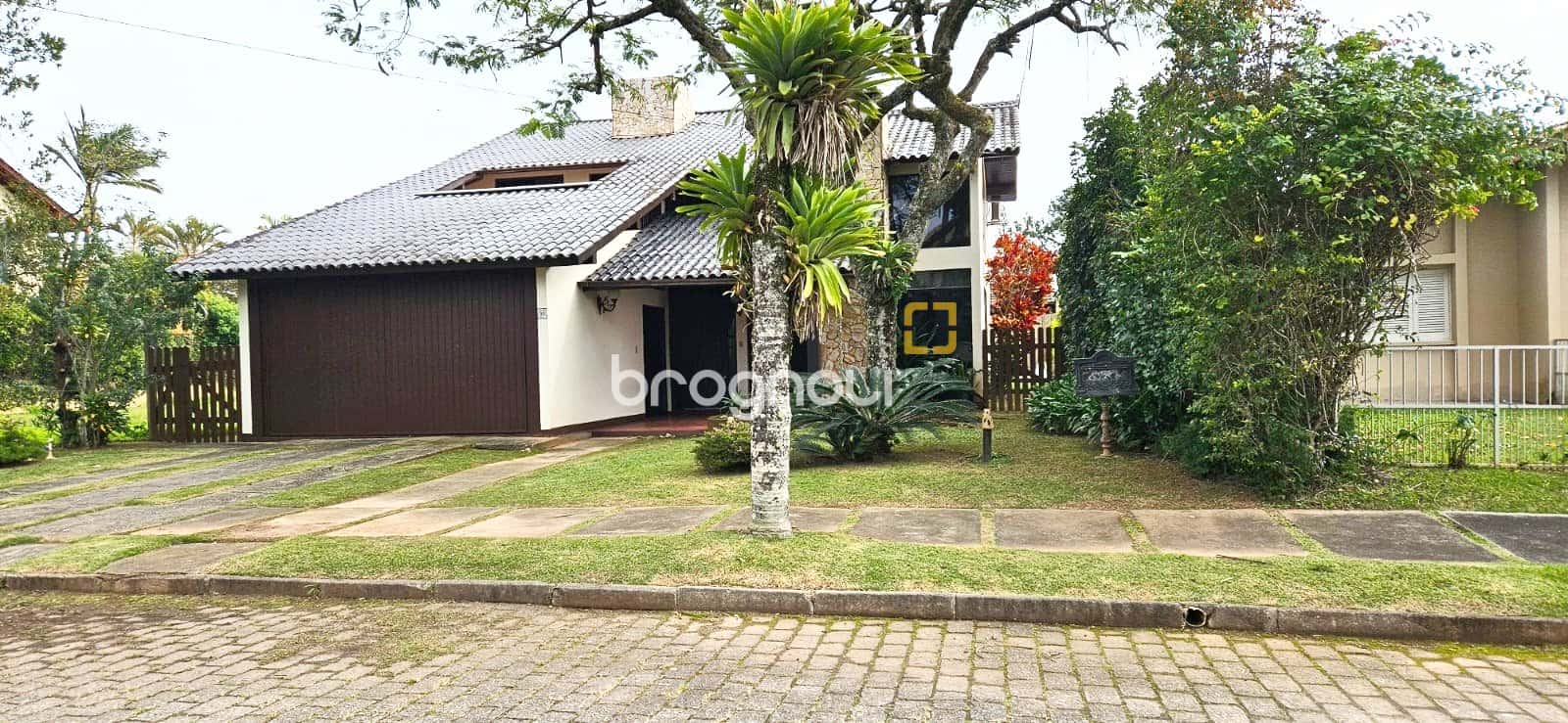 Casa em Jurerê Internacional. Terreno de 450 m². Com dois pavimentos, piscina. Excelente localização. — foto principal