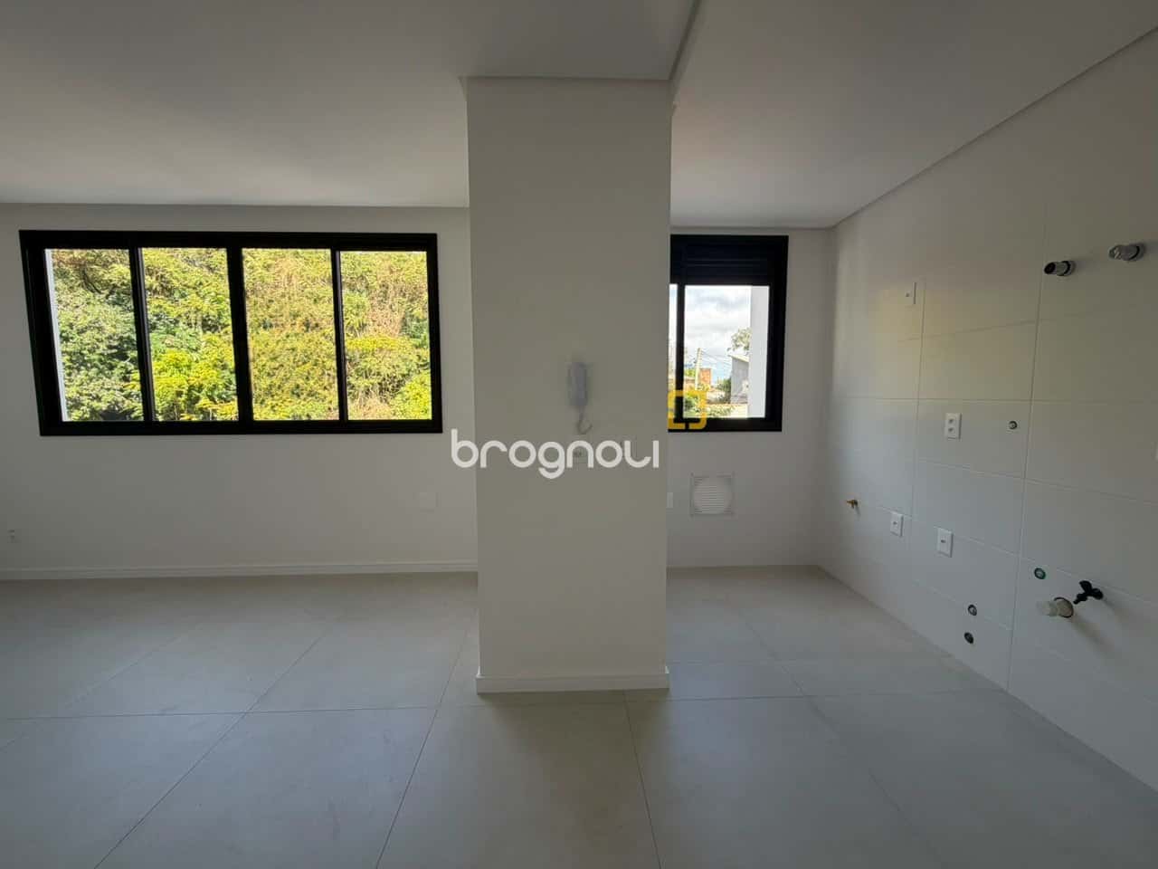 Apartamento de 02 dormitórios sendo 01 suíte em Coqueiros, Florianópolis/SC — foto principal