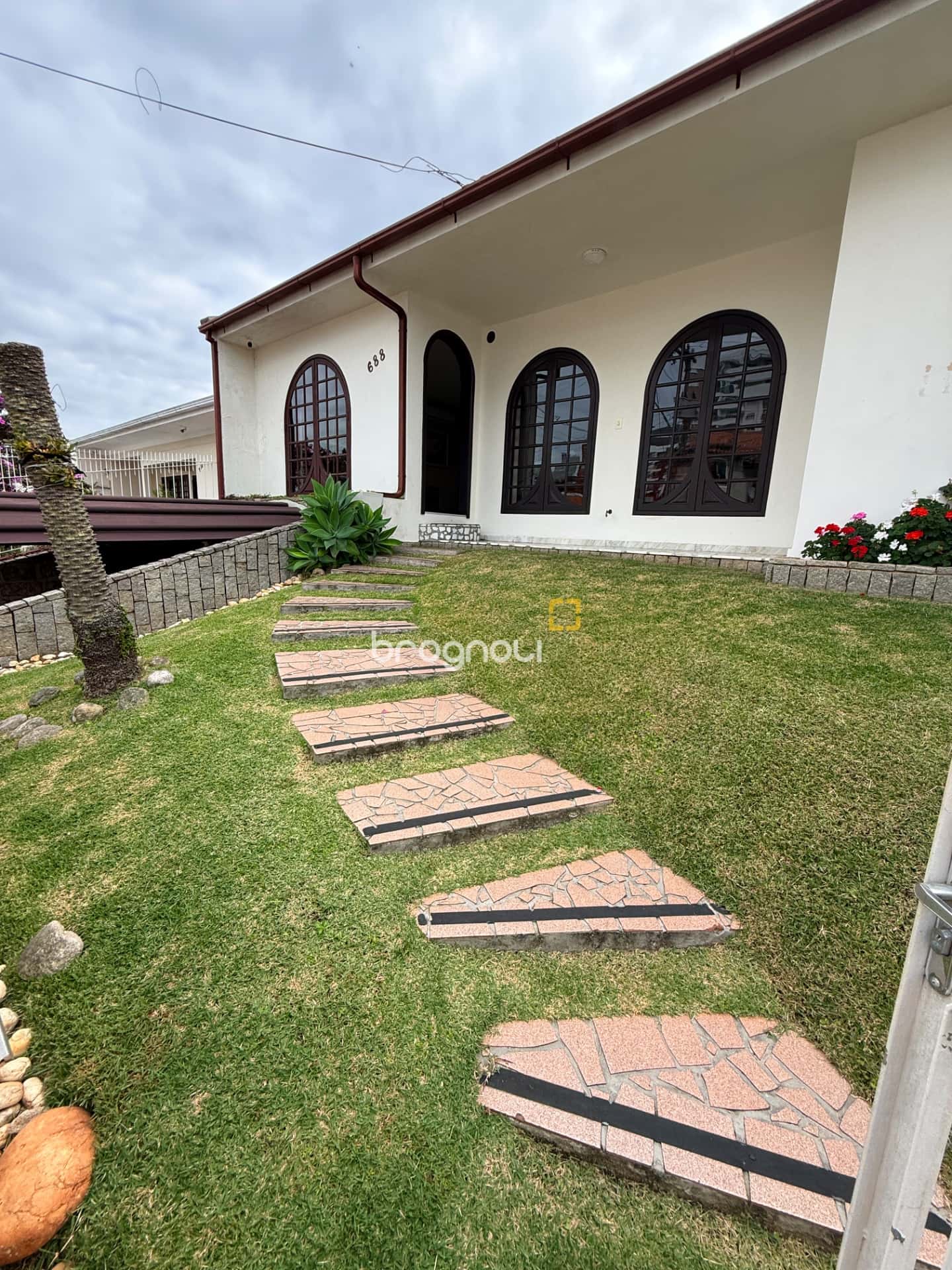 Ótima casa 3 quartos - 1 suíte, 2 garagens cobertas, área gourmet em edícula, aprox. 170m2 em Barreiros SJ — foto principal