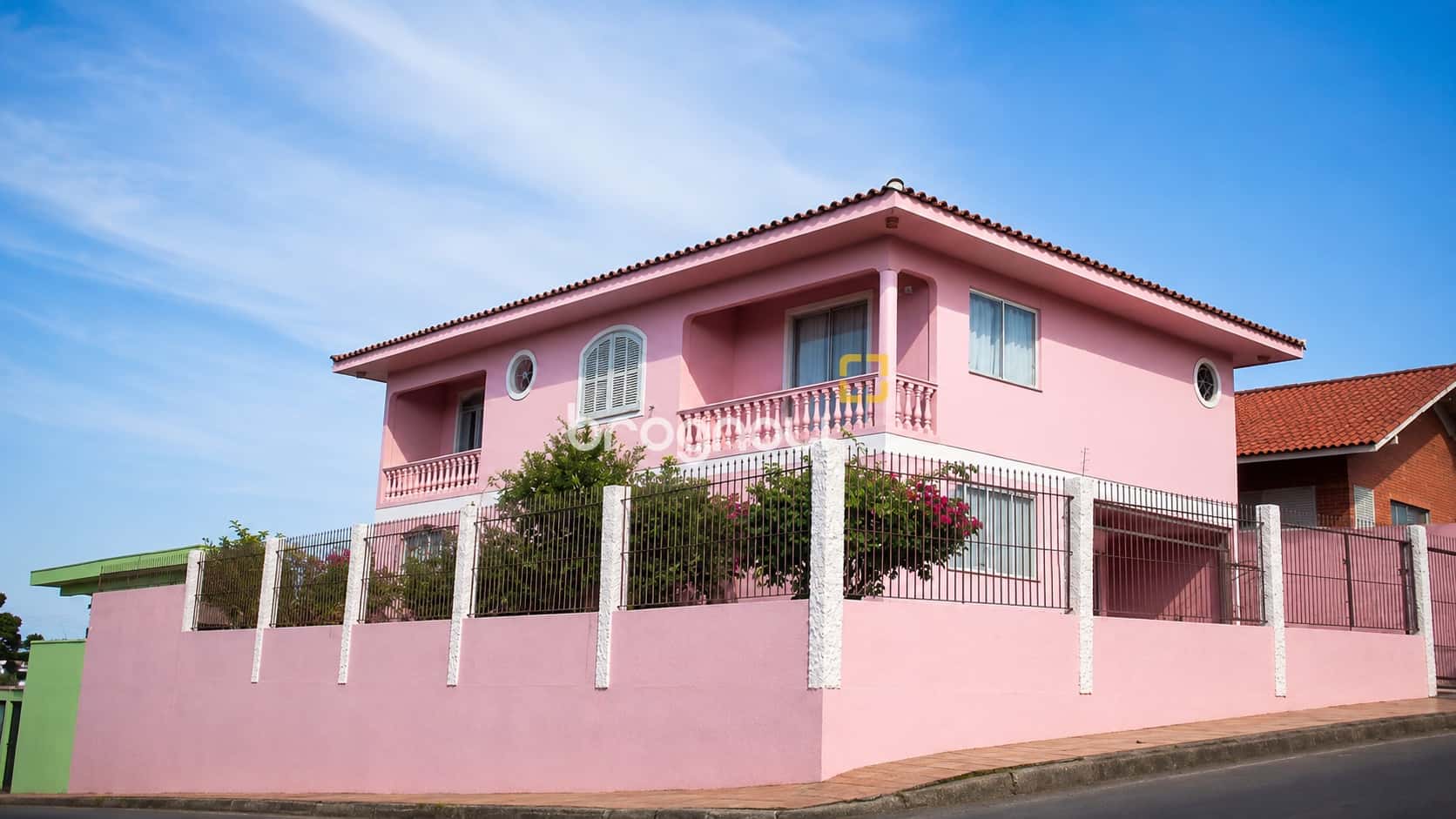 Casa ampla, 4 quartos 1 suíte, 2 vagas de garagem cobertas e edícula com lavanderia no Estreito - Fpolis — foto principal