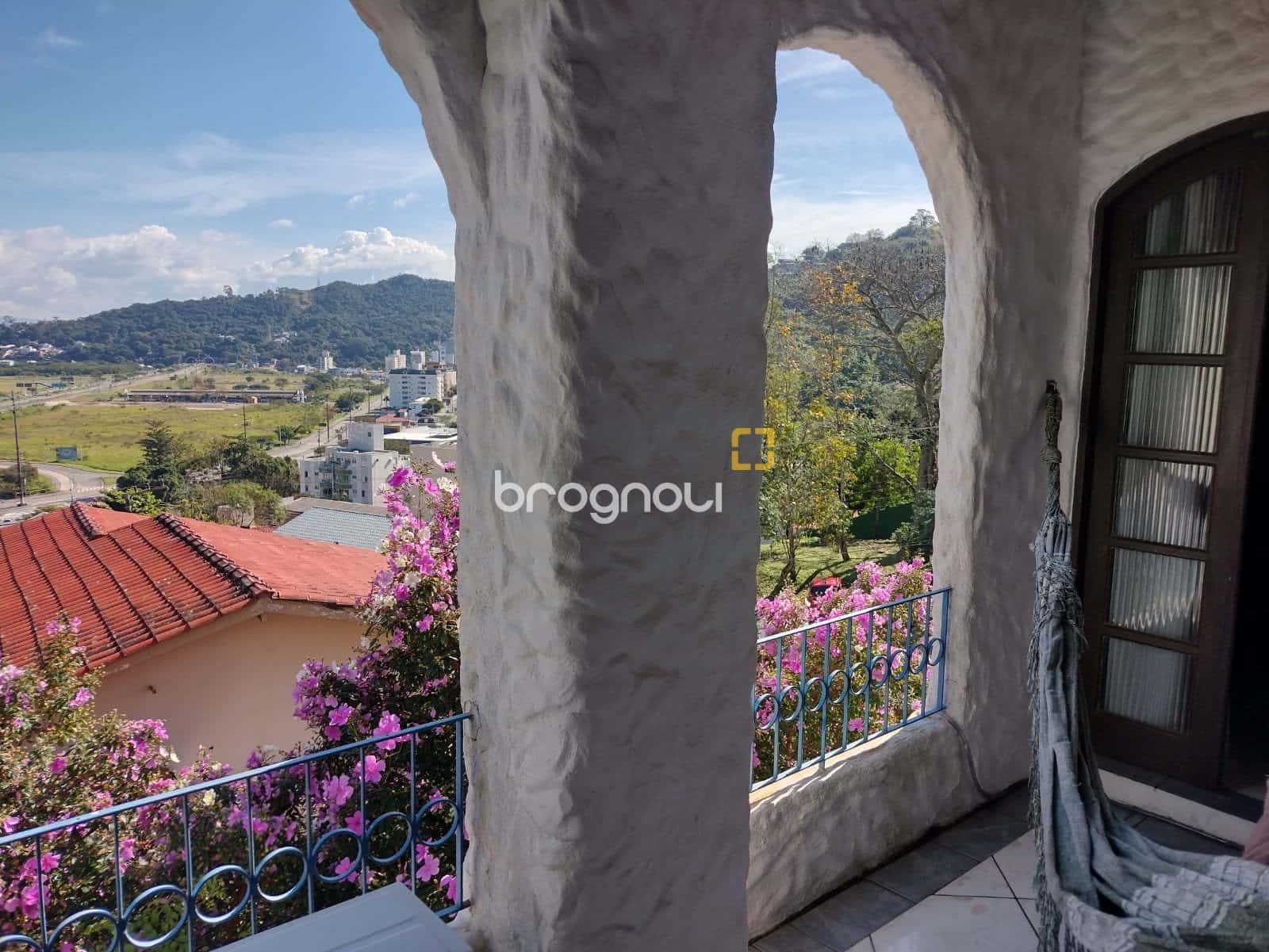 Casa com 4 quartos, suíte com closet, piscina e vista mar permanente, Saco dos Limões/Florianópolis — foto principal