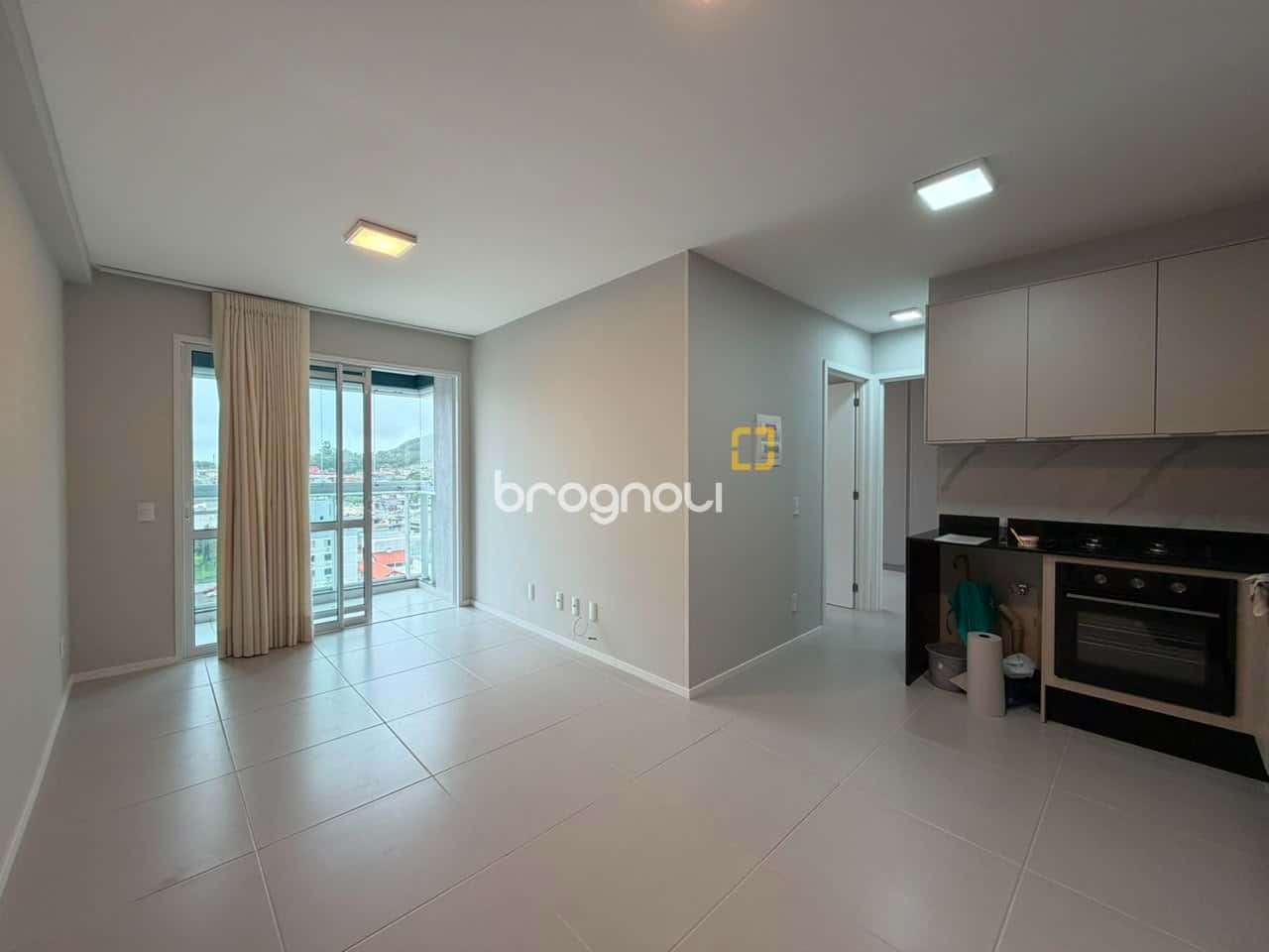 Apartamento de 02 dormitorios sendo 01 suíte no bairro Ipiranga em São José /SC — foto principal