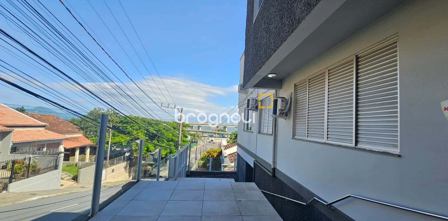 Apartamento amplo com 154,35 m² de área privativa. 3 quartos, suíte e 3 vagas de garagem, com vista panorâmica para as pontes de todos os cômodos. Centro/Florianópolis/SC — foto principal