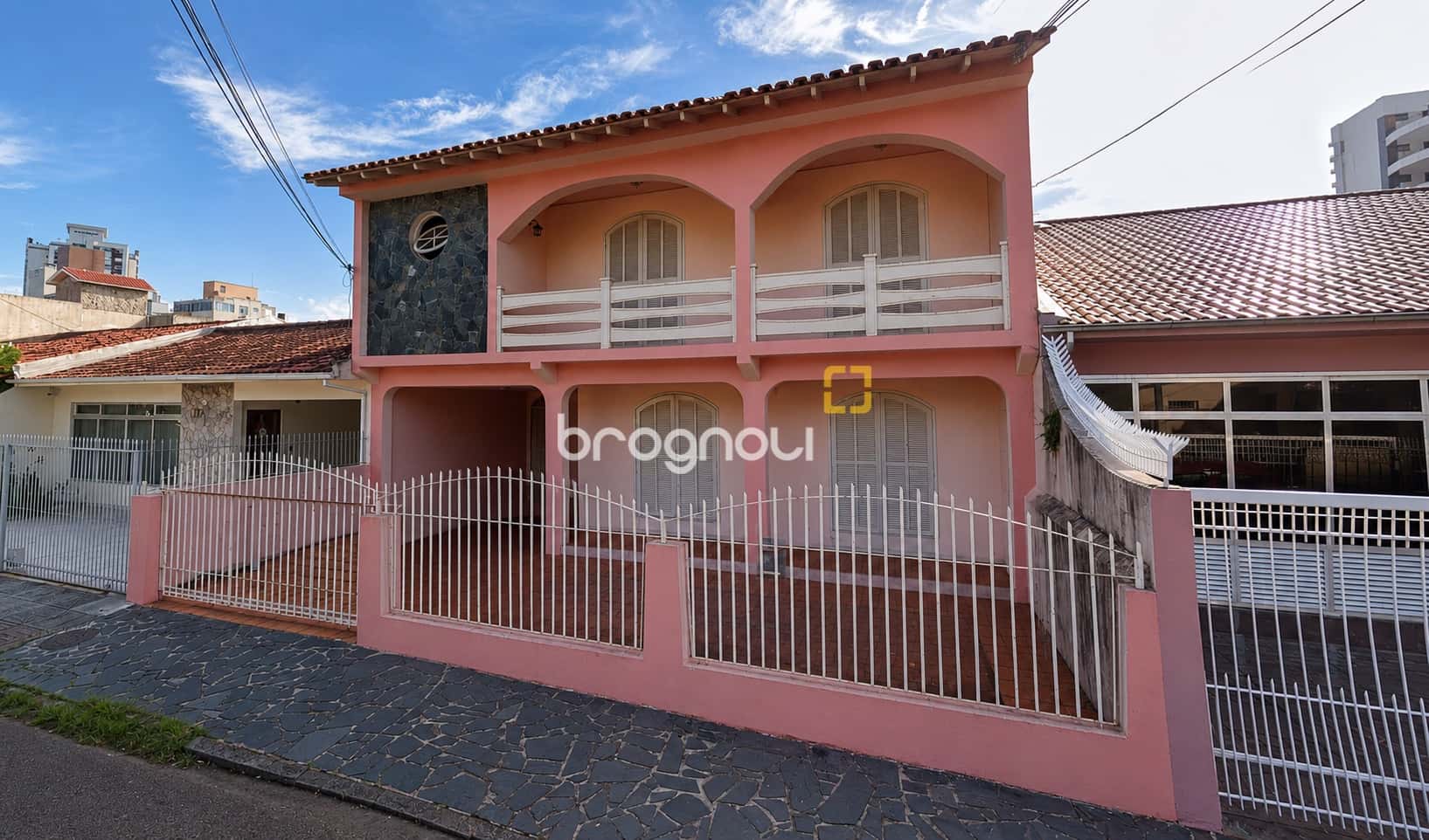 Sobrado no balneário do Estreito, aprox. 310mt2, com suíte, 2 quartos e garagem coberta — foto principal