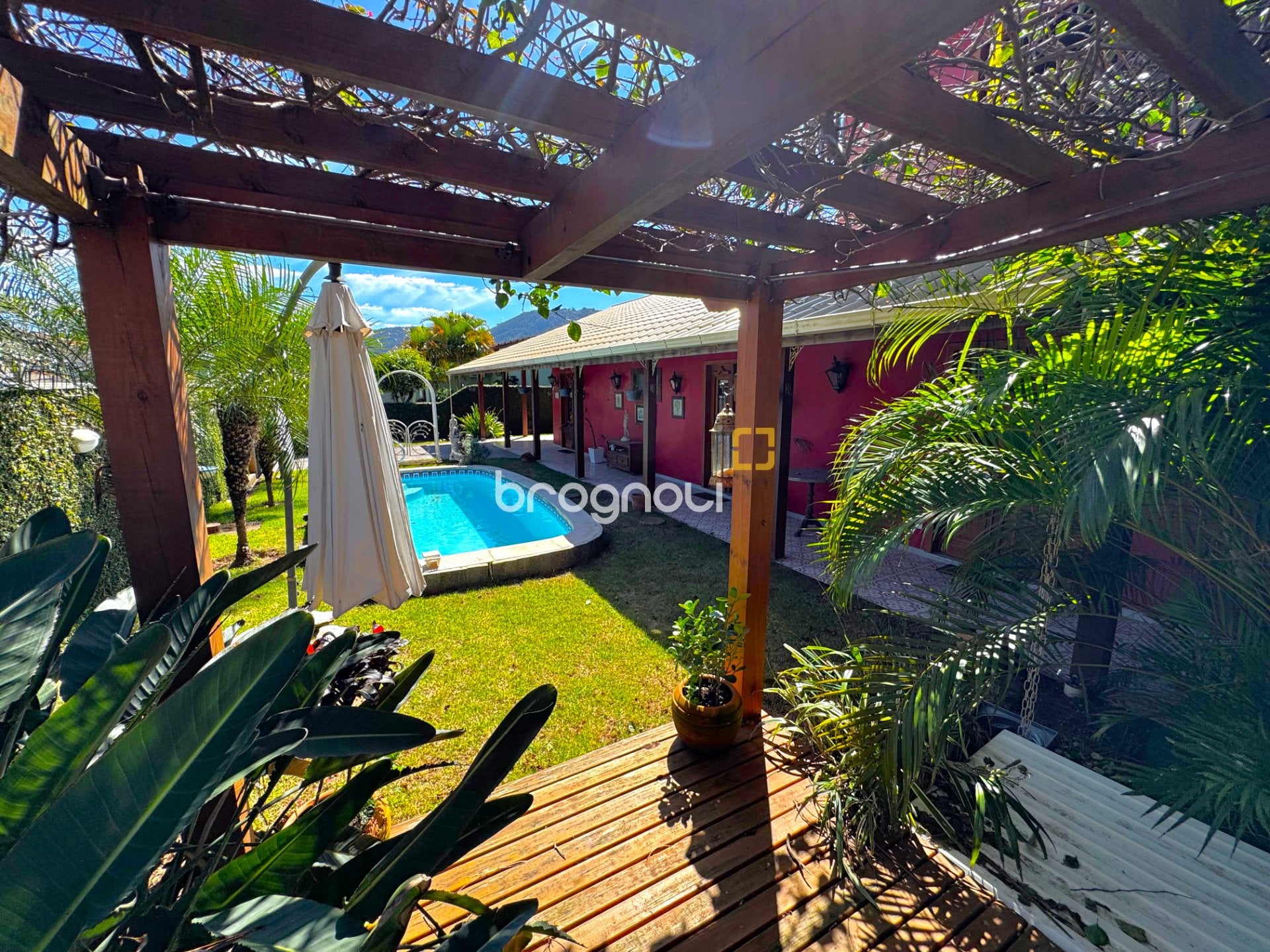 Casa à venda em Rio Tavares, Florianópolis/SC — foto principal