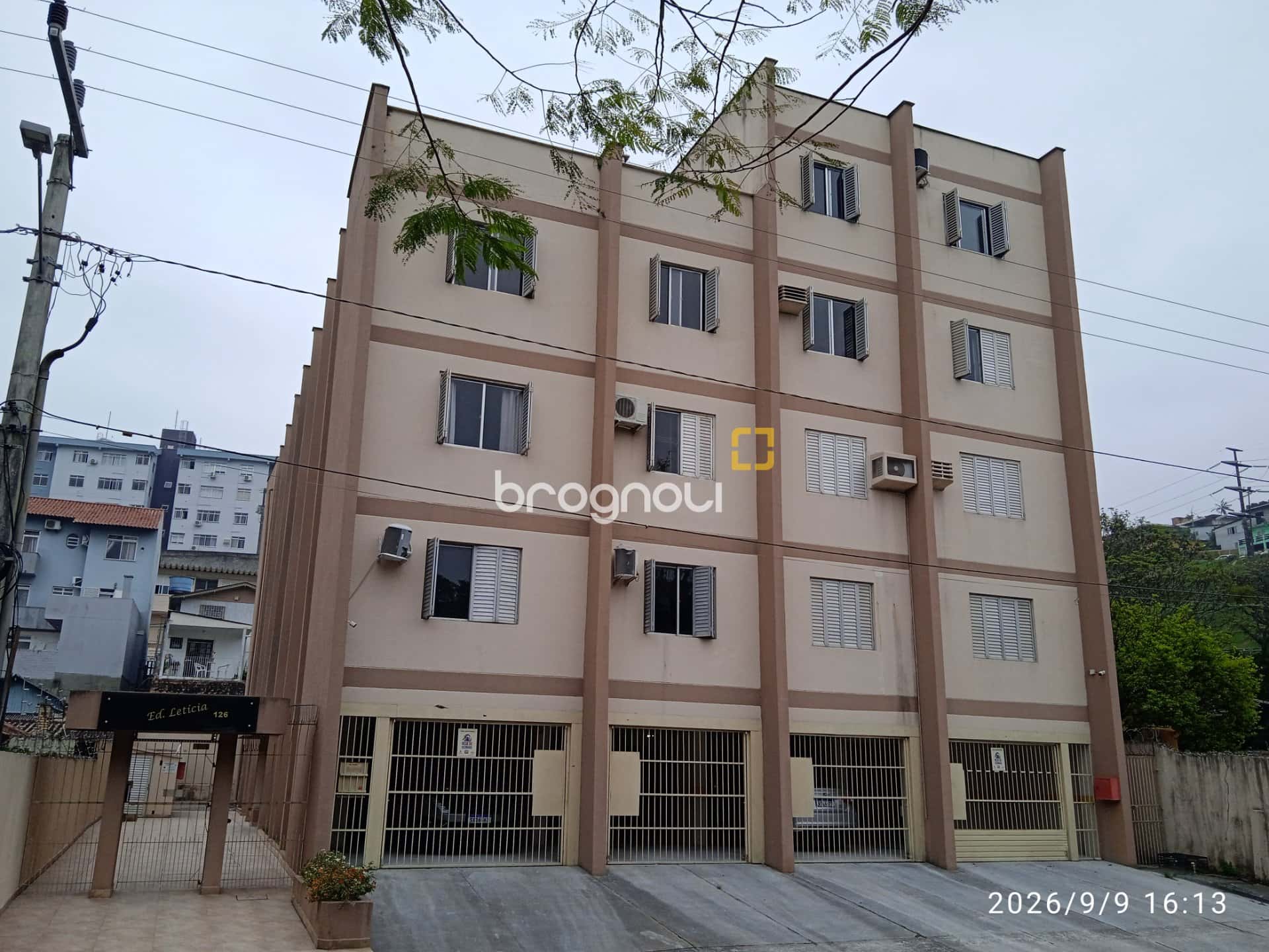 Brognoli Vende Apartamento com 3 quartos sendo 1 suíte em Coqueiros - Florianópolis. — foto principal