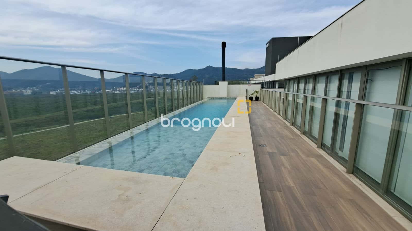 Apartamento Duplex com 2 suítes e 2 vagas Cobertas no João Paulo Florianópolis SC — foto principal