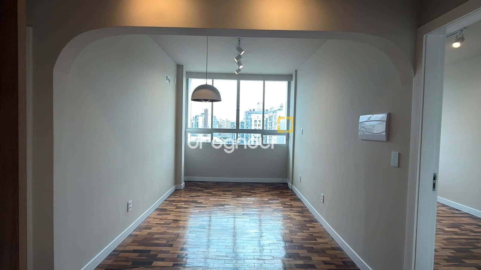 Apartamento 2 dormitórios, reformado, à venda no Centro de Florianópolis — foto principal