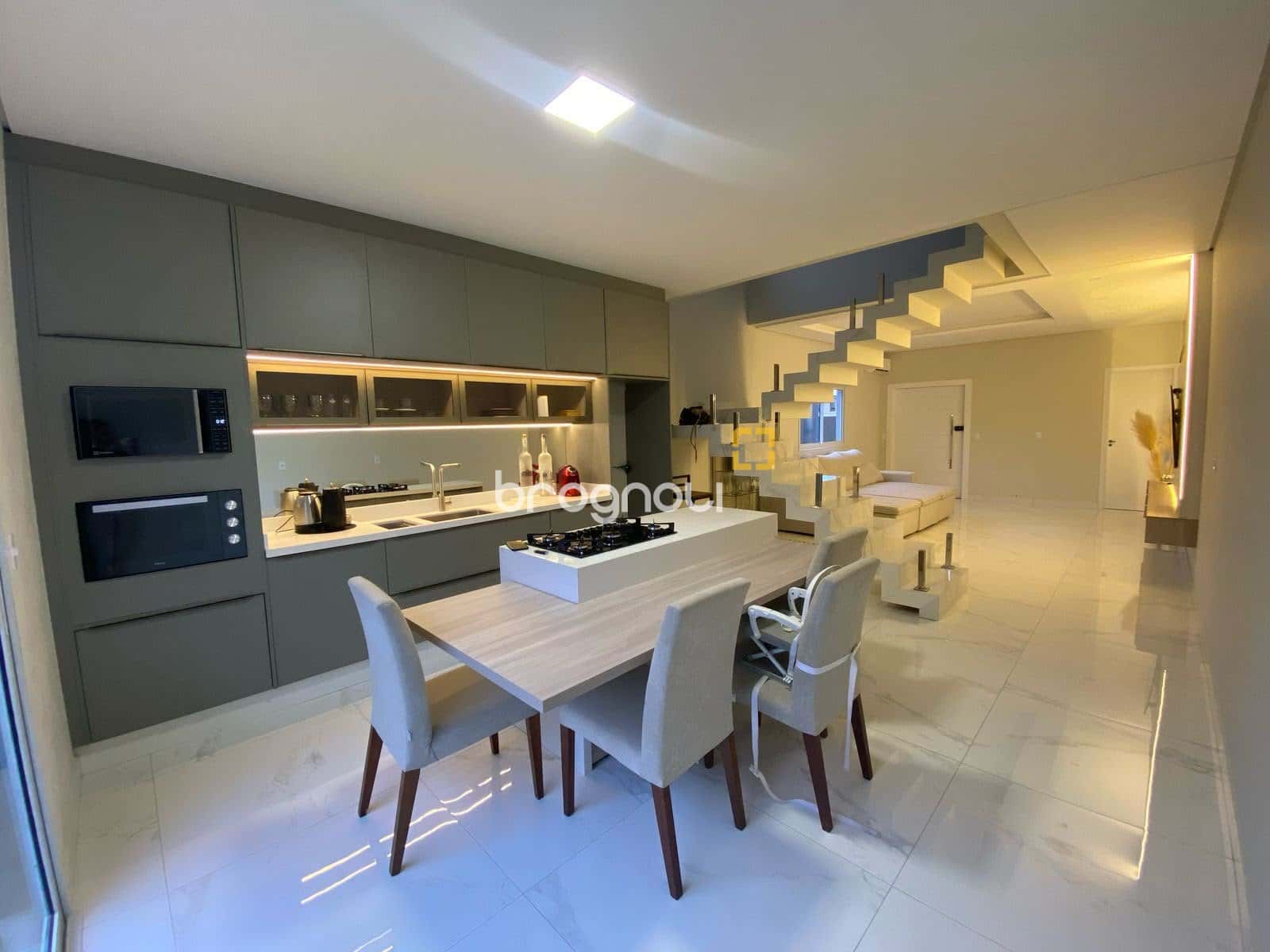 Casa de Alto Padrão com 3 Dormitórios à Venda — foto principal