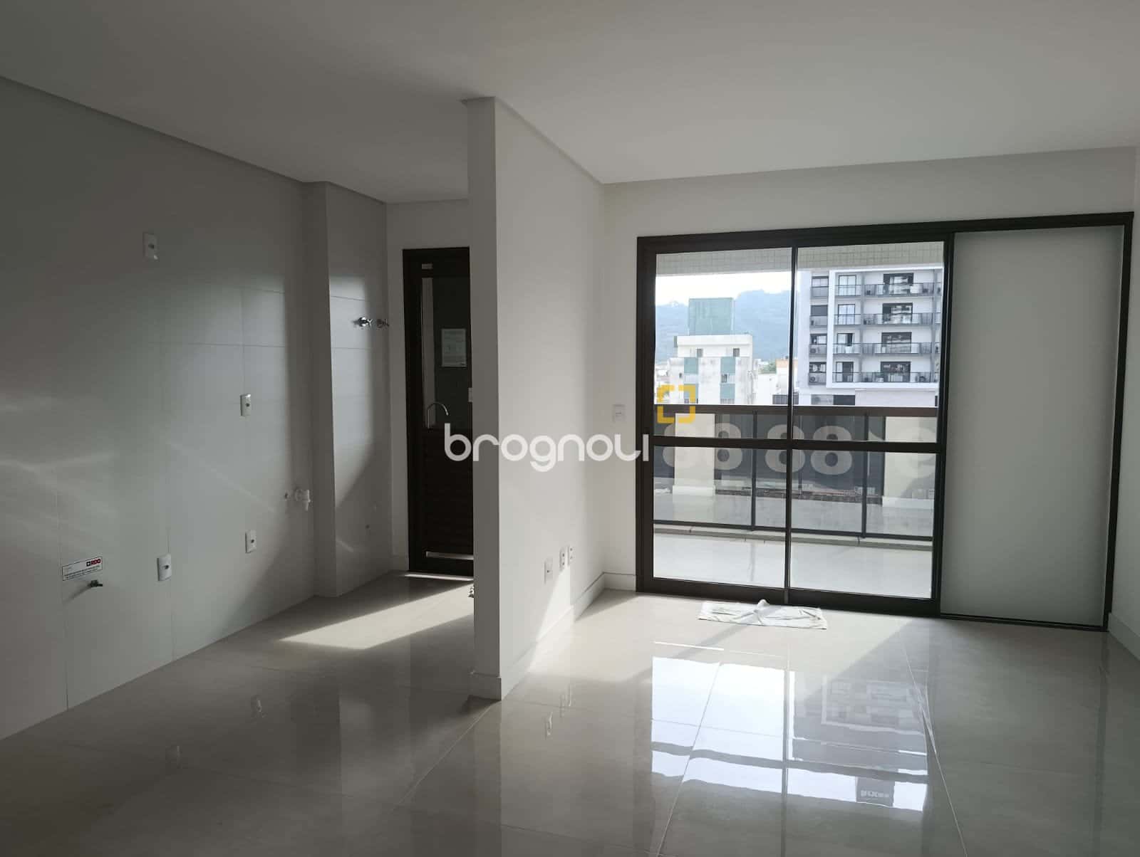 Apartamento à venda com 2 quartos, suíte, sacada com churrasqueira 1 vaga no Kobrasol, São José. — foto principal