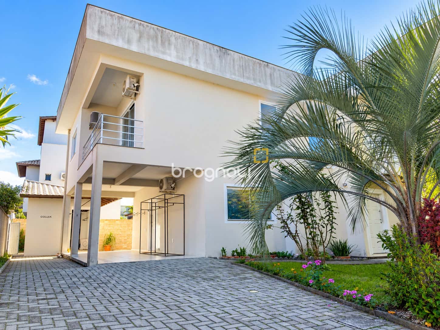 Casa com 5 dormitórios, Piscina e 4 vagas — foto principal