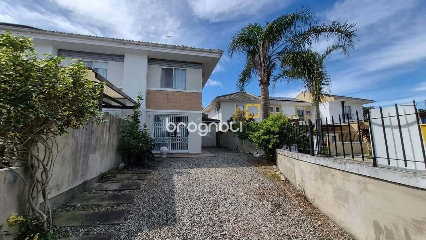 Casa à venda com 2 dormitórios e piscina no Campeche — foto principal