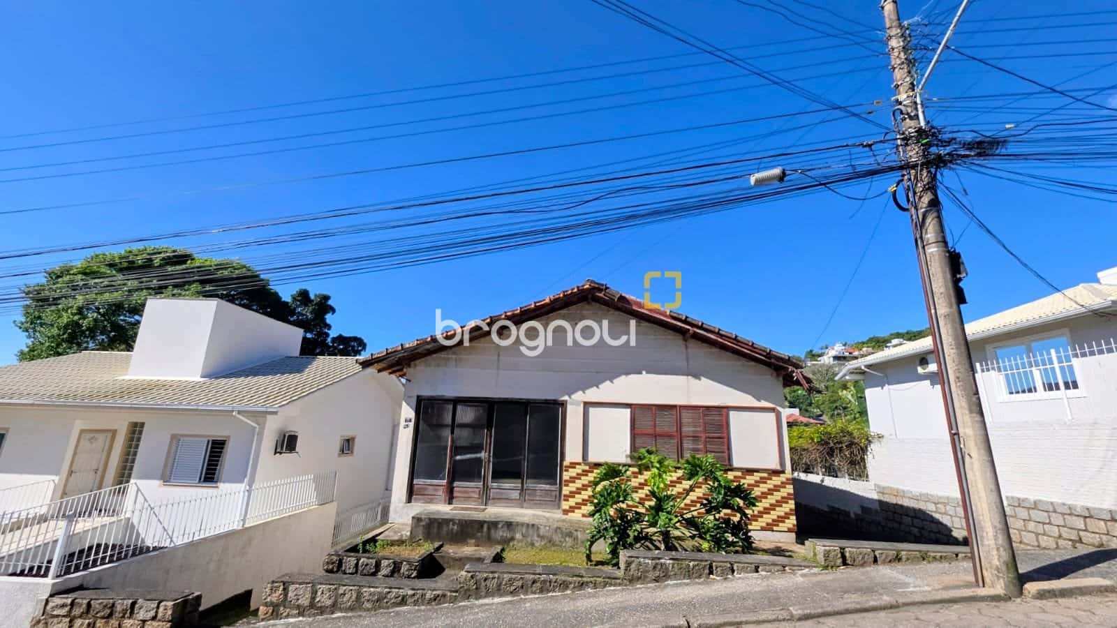 Casa próximo da Ufsc com 4 dormitórios — foto principal