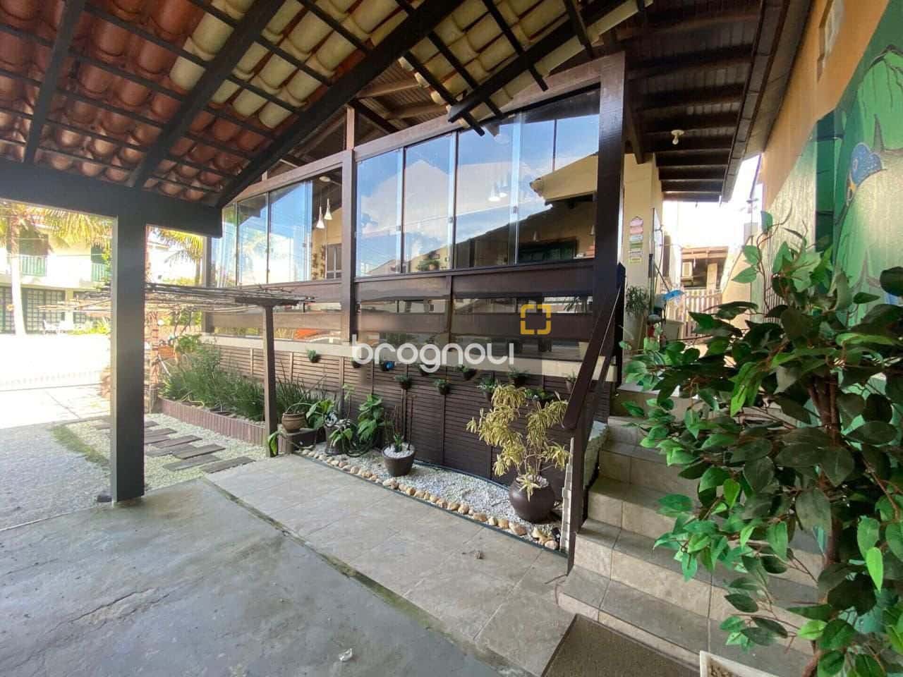 Brognoli Vende - Casa de esquina a 300 metros do mar, com kitnet independente e mobiliada — foto principal