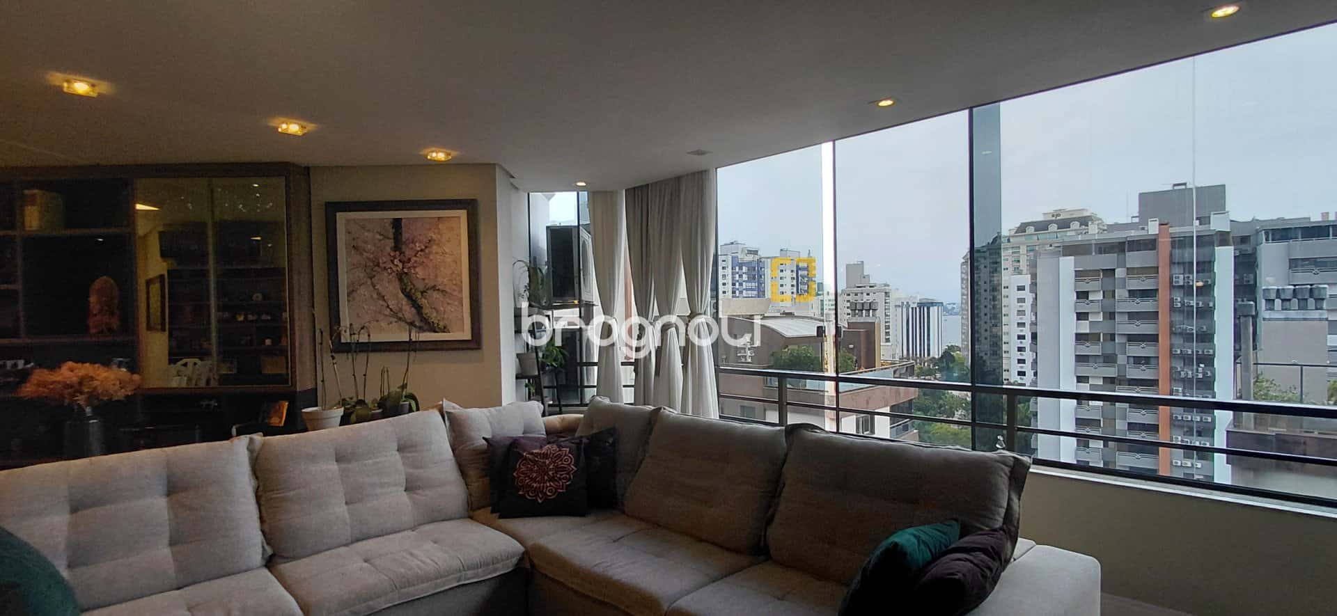 Apartamento com 4 dormitórios sendo 3 suítes e 2 vagas de garagem à venda na Beira Mar Norte - Agronômica, Florianópolis — foto principal