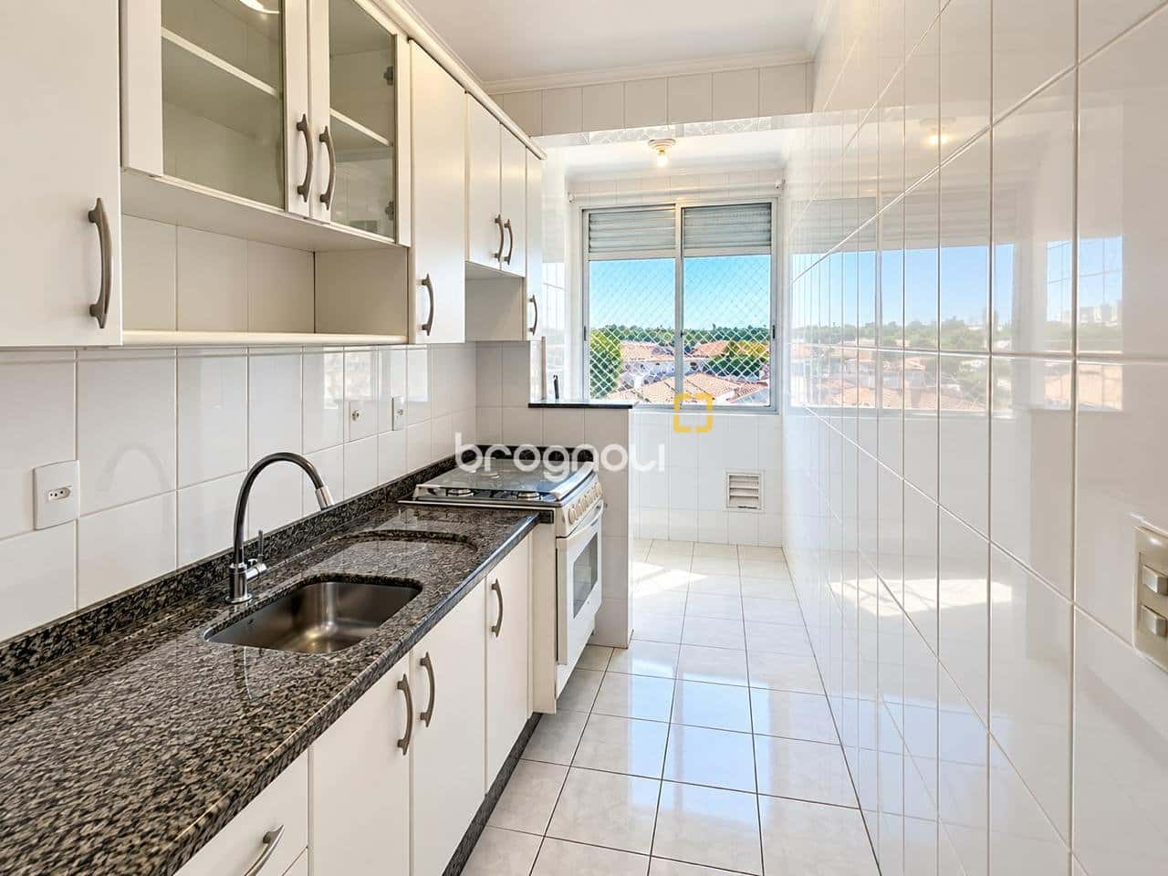 APARTAMENTO 2 DORMITÓRIOS COM ELEVADOR E SACADA À VENDA NA PRAIA COMPRIDA - SÃO JOSÉ/SC — foto principal