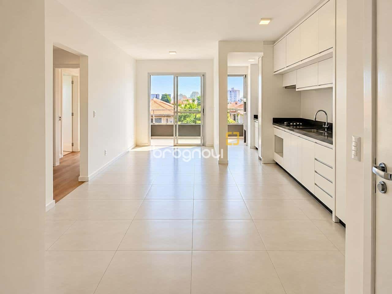 APARTAMENTO À VENDA DE 3 DORMITÓRIOS COM SUÍTE, SACADA COM CHURRASQUEIRA, GARAGEM E ELEVADOR NO PAGANI – PALHOÇA/SC — foto principal