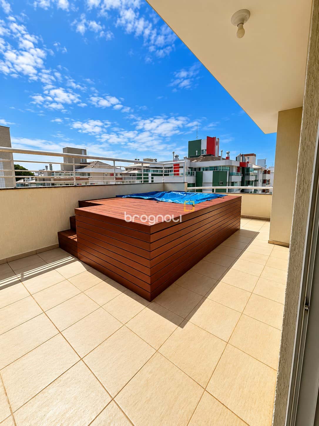 Cobertura com 3 dormitórios e 2 suítes com jacuzzi privativa - 450 metros da praia — foto principal