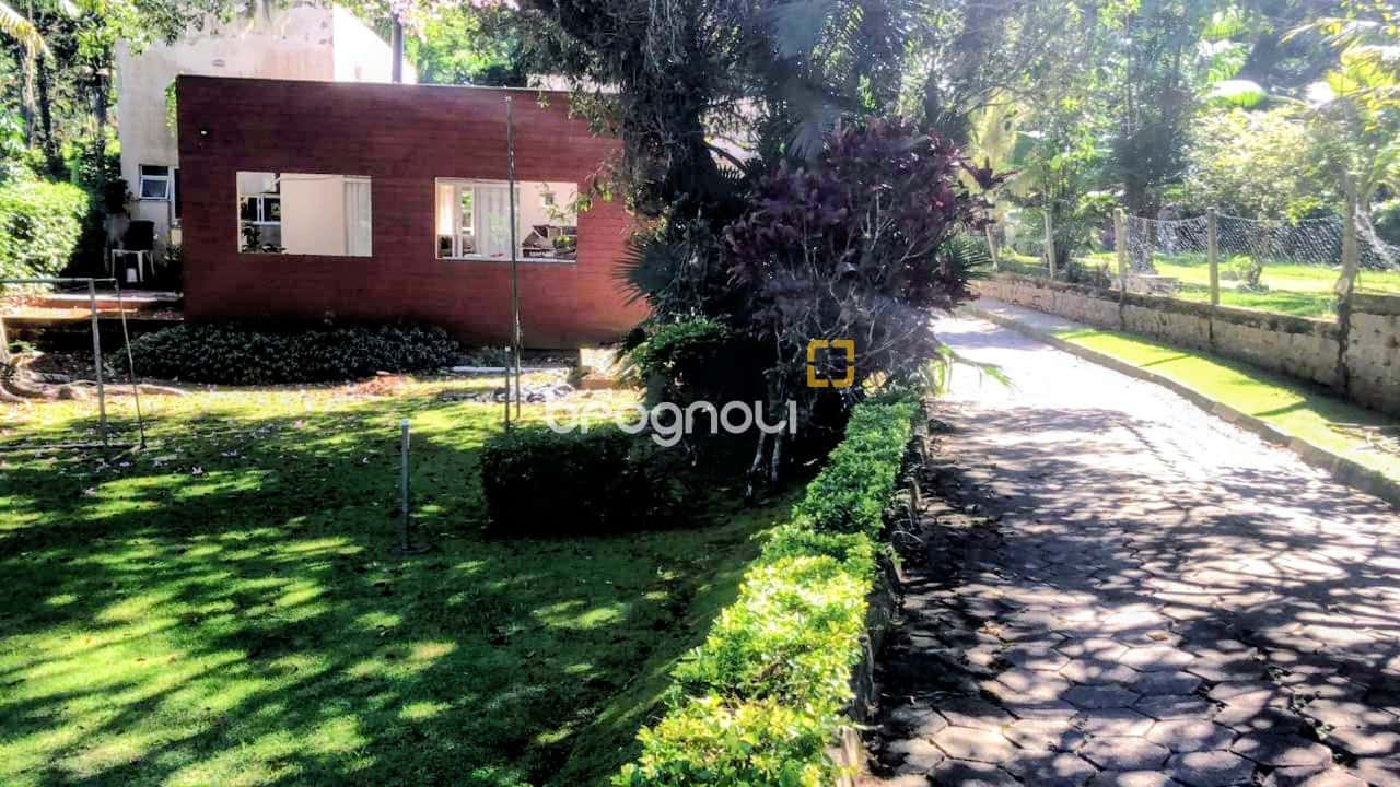 BROGNOLI VENDE - CASA COM 4 SUÍTES NO SAMBAQUI — foto principal