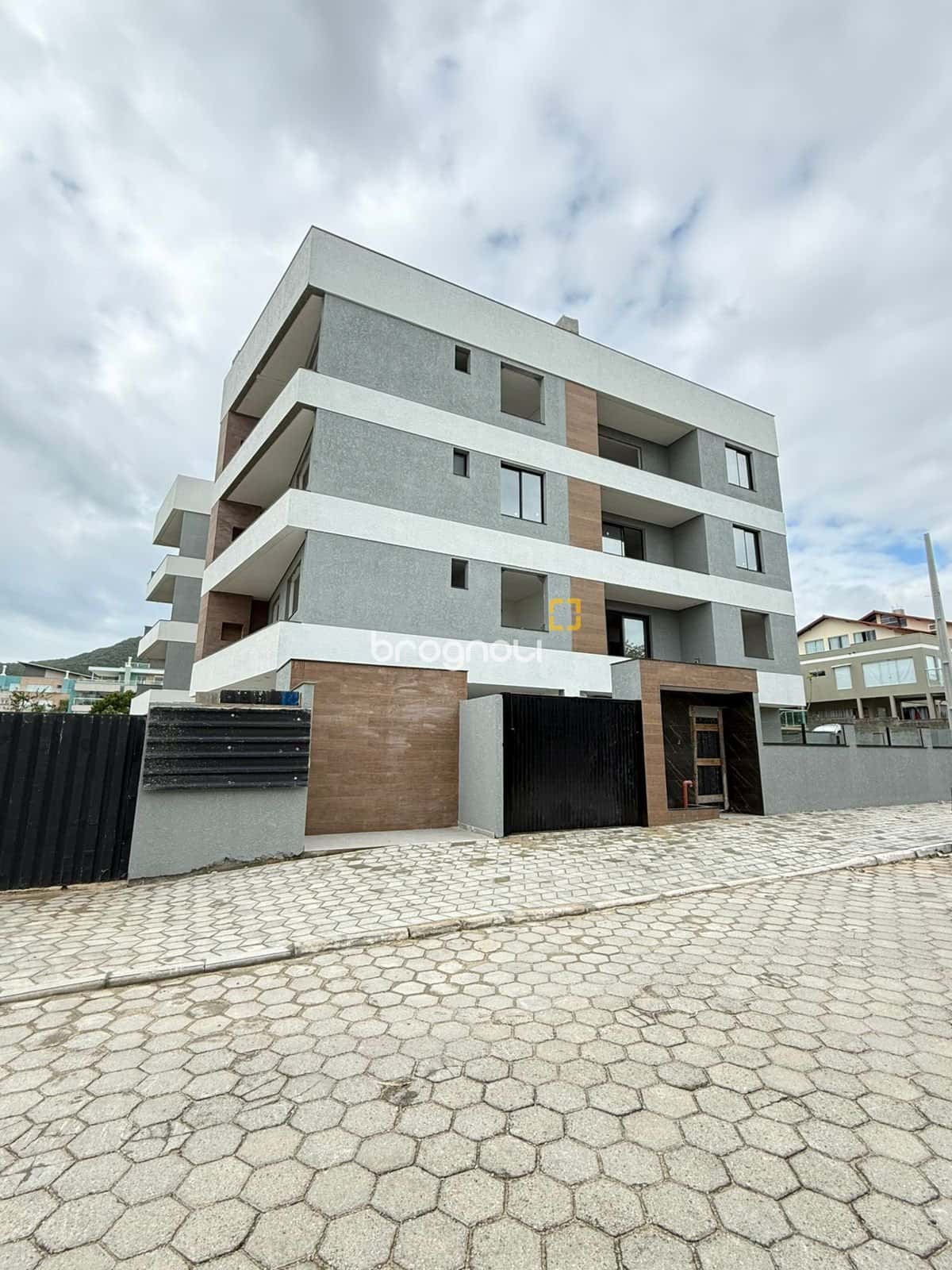 Apartamento à Venda na Praia do Santinho | 2 Dormitórios e 180m do Mar — foto principal