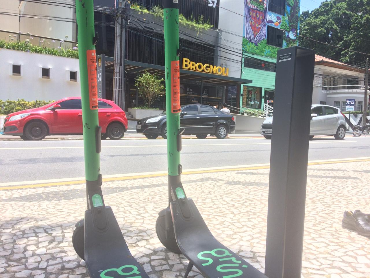 Patinetes compartilhados em Floripa, saiba como funciona.