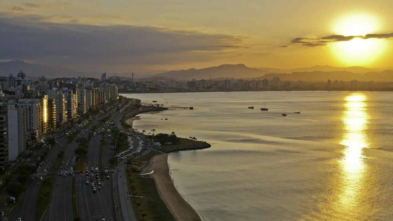 Por Que Ignorar o Centro de Florianópolis Pode Ser o Maior Erro do Seu Portfólio Imobiliário em 2026?