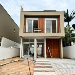 Casa Residencial com 196m², 3 quartos, 3 suítes, 2 garagens, no bairro Lagoa da Conceição em Florianópolis