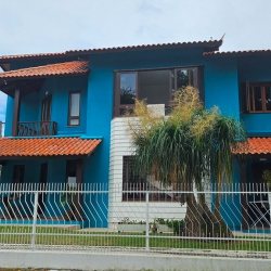Casa Residencial com 192m², 3 quartos, 1 suíte, 2 garagens, no bairro Canasvieiras em Florianópolis