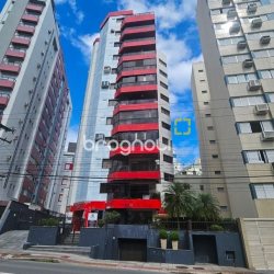 Apartamento com 246m², 4 quartos (sendo 2 suítes), 2 garagens, no bairro Centro em Florianópolis