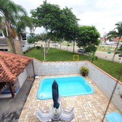 Casa com 370m², 4 quartos (sendo 1 suíte), 2 garagens, no bairro Carianos em Florianópolis