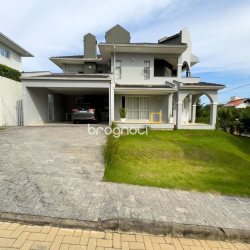 Casa de Condomínio com 295m², 4 quartos (sendo 3 suítes), 2 garagens, no bairro Santo Antônio de Lisboa em Florianópolis