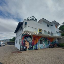Prédio com 352m², 11 garagens, no bairro Carvoeira em Florianópolis