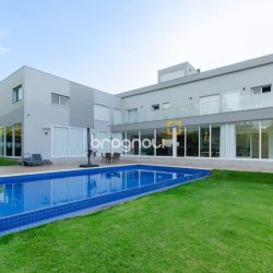 Casa de Condomínio com 942m², 6 quartos (sendo 5 suítes), 4 garagens, no bairro Cacupé em Florianópolis