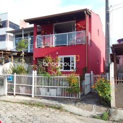 Casa com 100m², 2 quartos (sendo 1 suíte), 1 garagem, no bairro Rio Tavares em Florianópolis