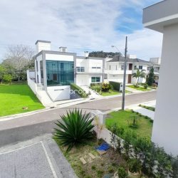 Casa de Condomínio com 267m², 5 quartos (sendo 4 suítes), no bairro Cachoeira do Bom Jesus em Florianópolis