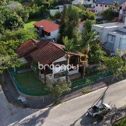 Casa com 327m², 6 quartos (sendo 1 suíte), 3 garagens, no bairro Trindade em Florianópolis
