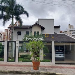 Casa com 220m², 4 quartos (sendo 2 suítes), 2 garagens, no bairro Córrego Grande em Florianópolis
