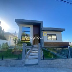 Casa com 300m², 3 quartos (sendo 2 suítes), 2 garagens, no bairro Pedra Branca em Palhoça