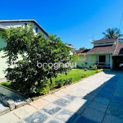 Casa com 200m², 3 quartos (sendo 1 suíte), 2 garagens, no bairro Campeche em Florianópolis